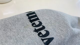何回洗っても取れない長く付いてしまっている様な古いシミは生地にダメージを与え続けています