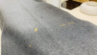 学生服の生地は非常に丈夫に出来ておりますのでプロがシミ抜きすれば殆どの場合は取り除けます