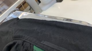 濃色ジャケットの襟元が白くなってしまっているのは擦れや汗が原因で色が無くなっているのです