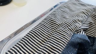 ジャケットの襟部分にお肌が直接付いてしまいますと皮脂汚れや汗が微量でも徐々に蓄積致します