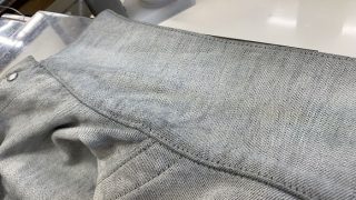 デニム素材の生地が黄色くなっていませんか？水を使って洗わないと黄ばみが出てくるかも