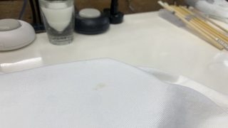 白いデニムは汚れやシミ等の汗や油汚れの成分を抜いておかないと時間が経ち黄ばんでしまいます