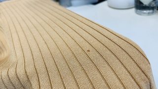 濃い色のシミは染み抜きや漂白を行い過ぎますと生地や色（色素）にダメージが発生致します