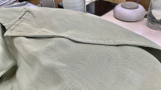 お家でのお洗濯で残ってしまったシミの殆どは油性であるか不溶性なので中々取り切れないのです