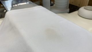 他のお洋服からの色移りは全体的な漂白よりも部分的な染み抜き処理を行う事で取り除きます