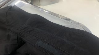 直接お肌の触れる事が多い襟元や袖口には生地は勿論の事先に色（色素）が傷んで変化してしまいます
