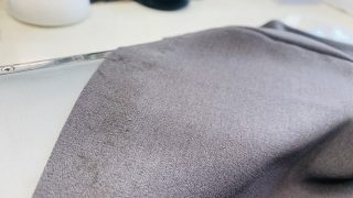 汚れの色が濃い場合には生地に起こったダメージが見えなくて気が付かない場合も多々あります
