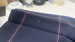 学生服にはペンキやポスターカラーやインクや接着剤等の色んな複合汚れが付いてしまっています