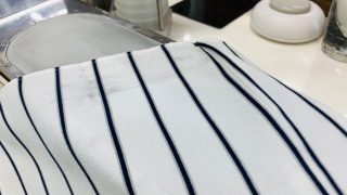 知らない間に擦れ汚れによる黒い筋が淡色系のお洋服に付いてしまったら早めに取り除きましょう