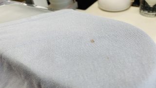 保管中のお品物に濃い色のシミを発見した時にはそれ以上に変化して仕舞う前に対応致しましょう