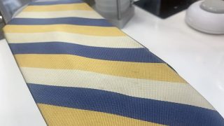 シルクのネクタイにシミが付いた場合には応急処置を行うともっと酷くなる場合があります