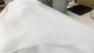 黒いシミは無理に取ろうと致しますとススの粒子が細かくなり繊維に入り込んでしまいます