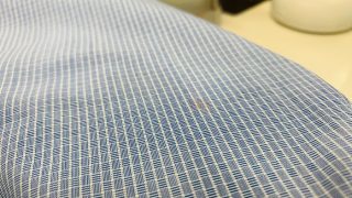 何時付いてしまった分からない薄い赤いシミは既に洗浄を何回もしている取れにくいシミです