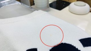 生地に穴を空けてしまう程の濃い金色に近い黄色のシミには要注意！穴が空いてしまうかも