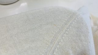シミが付いてしまった事に気が付いた時がシミ抜きを行う最適なタイミングですので取り除きましょう