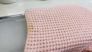汚れやシミが付いてしまったままでクローゼットにお直ししてしまっていると変色へと繋がります