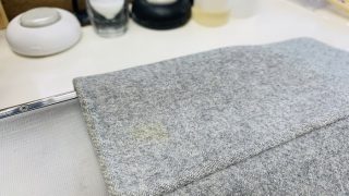 保管中に浮き出てきた黄ばみは生地の状態にもよりますが簡単には取れないシミである場合が多いです