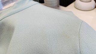 知らない間に肩口に付いた汚れはバックなどのストラップの色が付いたのかも知れませんよ