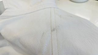 肩口の擦れた様な汚れやシミは人工皮革や合成皮革で作られているバッグのストラップ跡かも