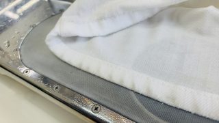 パンツやズボンのスソに付いてしまう汚れは擦り切れなどのダメージがある部分に入り込んでいます