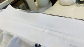 シャツやブラウスの襟が黒ずんでいる場合には油性の汚れをシッカリと取り除く事が重要です