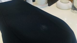 濃色の生地の場合にはシミが長期間付いてしまったままですとダメージを受けて傷んでしまいます