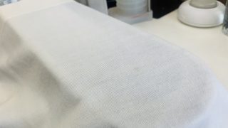 ほんの小さなシミなのにこのシミが後にお洋服に穴を空けてしまうぐらいに発展する事もあります