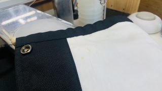 裏地が白や生成りの綿生地で出来ているお洋服の場合はたまにシミのチェックを致しましょう