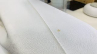 見た目には最近ついてしまった様な醤油かコーヒーの様な色をしている見覚えのないシミとは