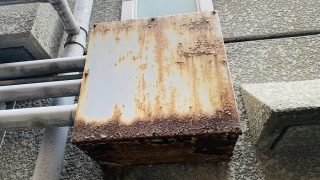 お洗濯では取り切れない黄色や赤色のシミがある事がありませんか？それ錆（さび・サビ）の可能性が有ります