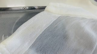 うっすらと残った取りきれていないシミや汚れは時間や温度がかかる事で変化しシミが現れます