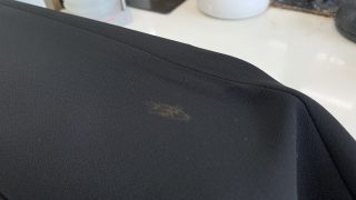 濃色でも淡色でも漂白剤等の影響でお洋服の色が一部だけ抜けてしまったりする事があります