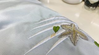 白い刺繍の部分に付いていた取れそうにない濃い色の黄ばみでも部分的に取り除く事は可能です