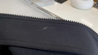 接着剤のシミは生地の種類によっては溶けたり穴が空いたり等の大ダメージが発生致します