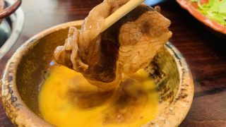 油の混じった食べこぼし等のシミは油成分だけがお洗濯で中々取れないで残ったりいたします