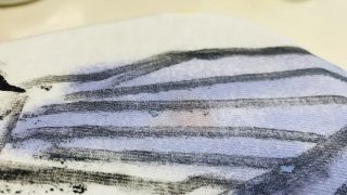 色柄物のお洋服にシミが付いてしまった場合にはむやみに漂白する事はしない方が良いですよ