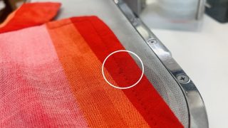 お洋服の縫い目や擦り切れなどのダメージがある部分に入り込んだ汚れは取り除きにくくなります