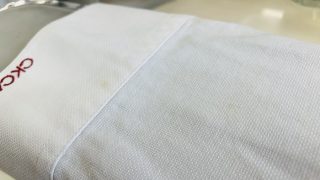 白物衣料の襟部分や脇部分の汚れやシミの変色をそのままにしておくと取れにくくなりますよ