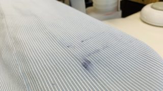 インクのシミは触らないで何もしない方が専用のシミ抜き剤を使用すると取れやすいです
