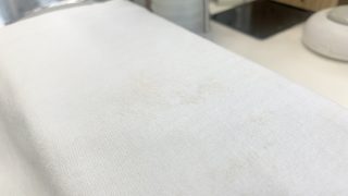 長期間保管中に浮き出てきた無かったはずの黄色いシミが全体に浮かび上がってるのに気が付いた
