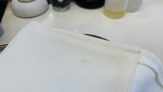 黄色い一センチぐらいの線の様に付いている黄色い線状のシミは実は錆び（サビ）かも知れませんよ