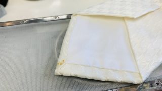 シルクで出来ているネクタイは着物と同じようなシミが出来ますので着物と同様の染み抜きが必要です