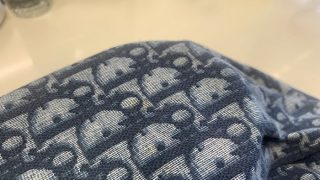 色柄の物の生地に付いたシミは腐食すると色（色素）も一緒に破壊してしまい色が変化するのです