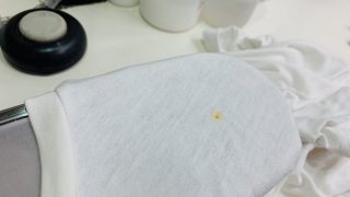 白いシャツに赤いラー油が付いてしまった時には慌てずに落ち着いて対応致しましょう