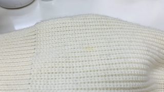 お洋服のクリーニングで取り切れていなかった汚れやシミは生地を継続的に痛めやすいのです