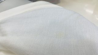 洗っても洗剤の力では取れない程に生地に浸透し変化した黄色い色素は漂白しないと取れないかも