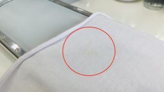 黄色いシミはクリーニングするだけでは取れませんので染み抜きでお願い致しましょう