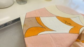 色柄物素材の場合には汗の成分や皮脂汚れが残っておりますと色褪せたり黄色くなったり変色してしまいます