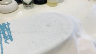 粉っぽい汚れは水分を使ってしまう前の乾いている状態でシッカリと生地を叩いて取り除きましょう