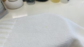 何回洗っても取れない長く付いてしまっている様な古いシミは生地にダメージを与え続けています